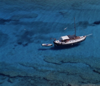 Καραβάκι σε πεντακάθαρα νερά